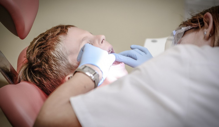 Na Broumovsku sepsali petici kvůli nedostupné zubní péči. Do pohraničí se doktorům nechce