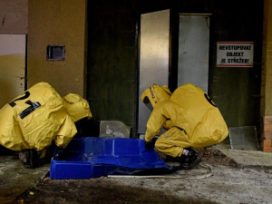 Na studenty se sesypal neznámý bílý prášek. Hasiči a vojáci cvičili v areálu bývalé porodnice