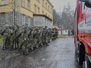 Na studenty se sesypal neznámý bílý prášek. Hasiči a vojáci cvičili v areálu bývalé porodnice
