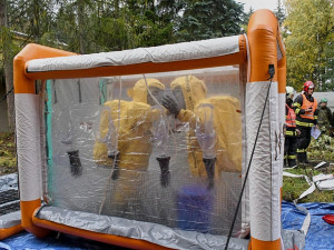 Na studenty se sesypal neznámý bílý prášek. Hasiči a vojáci cvičili v areálu bývalé porodnice