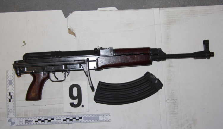 Organizovaný zločin v Brně: Kriminalisté našli miliony korun i střelné zbraně