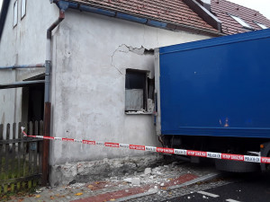 Kamion nacouval do rodinného domu. Proboural se až dovnitř