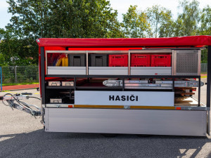 Kamion nacouval do rodinného domu. Proboural se až dovnitř