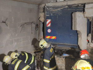 Kamion nacouval do rodinného domu. Proboural se až dovnitř