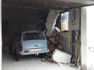 Kamion nacouval do rodinného domu. Proboural se až dovnitř