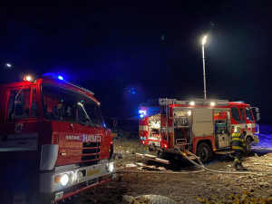 V noci hořela skládka ve Frýdlantu. Na místě zasahovali hasiči