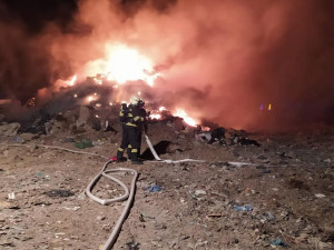 V noci hořela skládka ve Frýdlantu. Na místě zasahovali hasiči