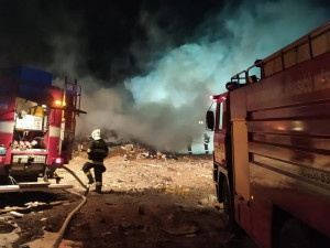 V noci hořela skládka ve Frýdlantu. Na místě zasahovali hasiči
