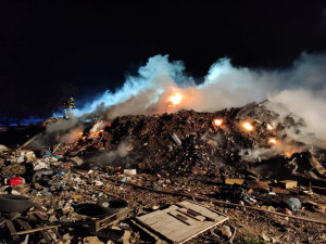 V noci hořela skládka ve Frýdlantu. Na místě zasahovali hasiči