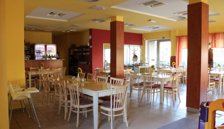 Restauraci hotelu Petra připravil první den kontrol o šedesát procent hostů. Lidé jsou vyplašení, říká majitel