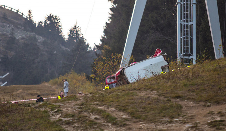 Vyšetřování pádu kabiny visuté lanovky na Ještědu potrvá dlouhé měsíce