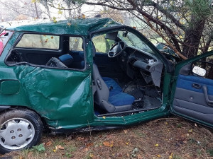 Auto narazilo do stromu. Pro zraněného musel vrtulník