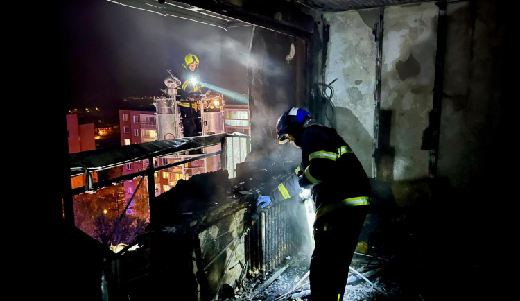 V brněnském paneláku vypukl požár. Hasiči evakuovali deset lidí
