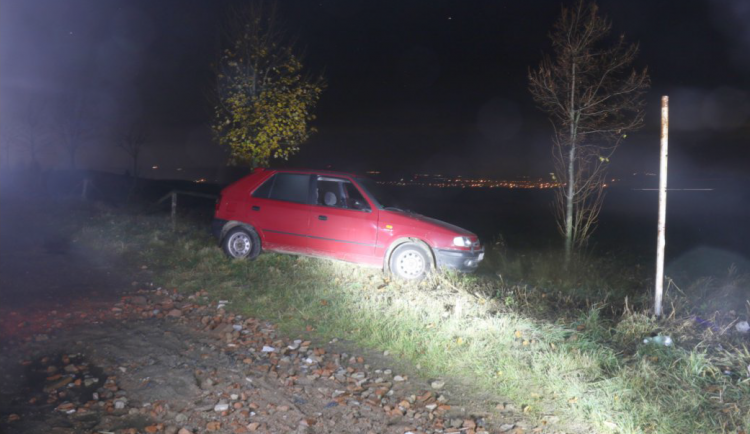 Opilý recidivista v kradené felicii spustil dramatické pronásledování. Skončil v blátě