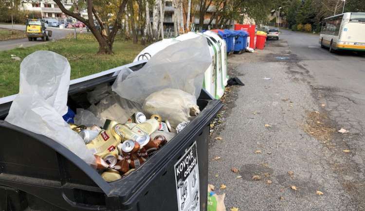 Odkládání odpadu u sběrných míst může být za pokutu dvě stě tisíc. Na pořádek dohlédnou kamery