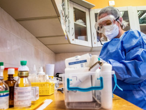 Hospitalizovaných s covidem v posledních dnech mírně přibývá, ve Frýdlantu znovu začnou očkovat