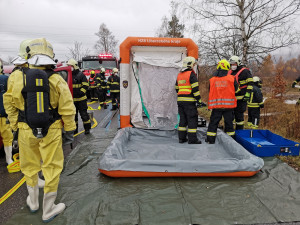 Z cisterny ve Stráži pod Ralskem unikla nebezpečná látka. Hasiči jí likvidovali v rámci cvičení