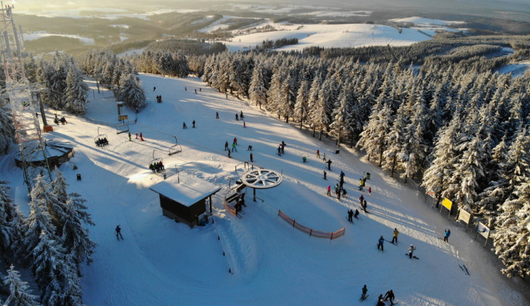 Letošní lyžování v tuzemsku podraží. Omezení na sjezdovkách se bude týkat hlavně neočkovaných