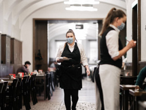 Hygienici provádí kontroly nejen v restauracích. Míří také do obchodních center a na akce