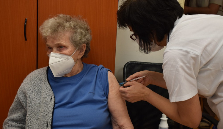 O posilující dávku je zájem i v sociálních službách, a domovech seniorů ne ale u všech očkovaných