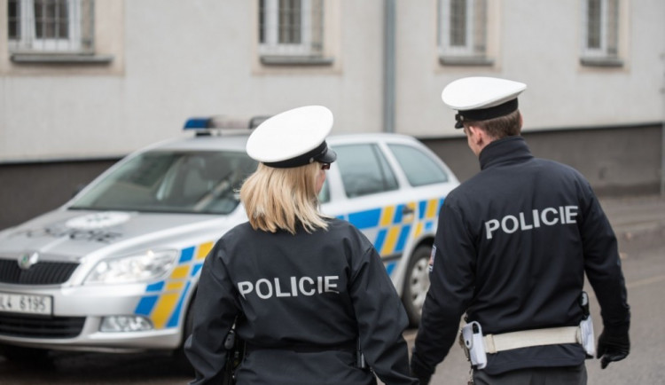 Auto v Hanychově srazilo chodce. Řidič ujel, pátrá po něm policie