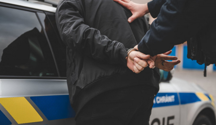 Kriminalisté dopadli pachatele loupeže v Libchavě. Se zbraní v ruce ukradl desítky tisíc