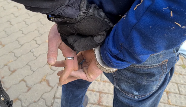 Žena v Brně pronásledovala recidivistu, který jí ukradl Subaru. Zatarasila mu cestu vozem