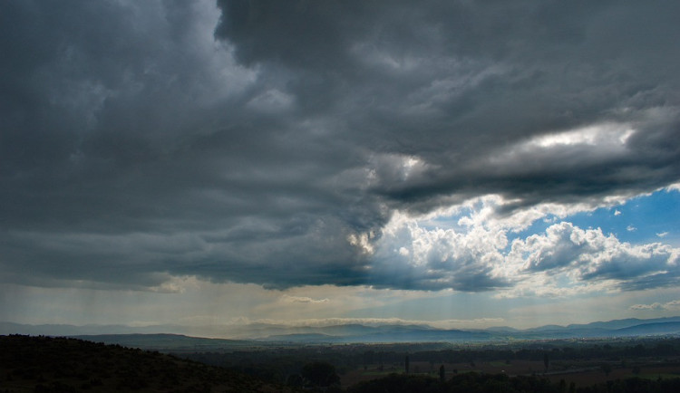 O víkendu bude počasí na draka. Teploty do desítky s přeháňkami