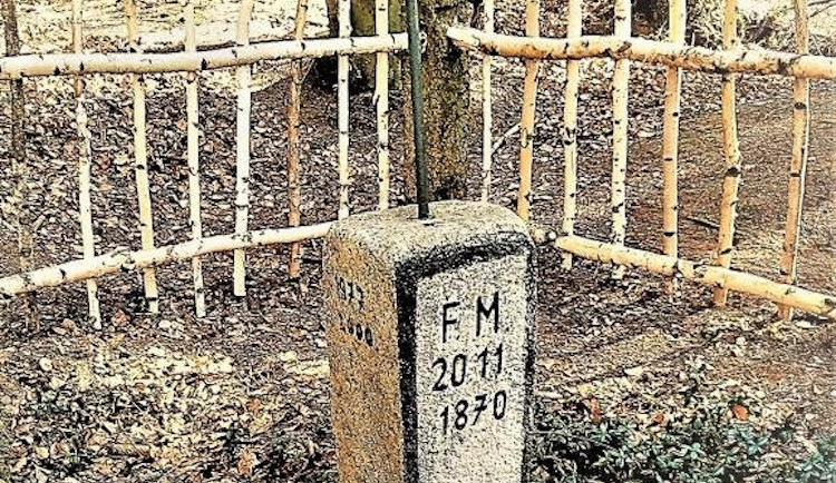 Nehoda i vraždy v Jizerkách. Tragédie připomíná naučná stezka