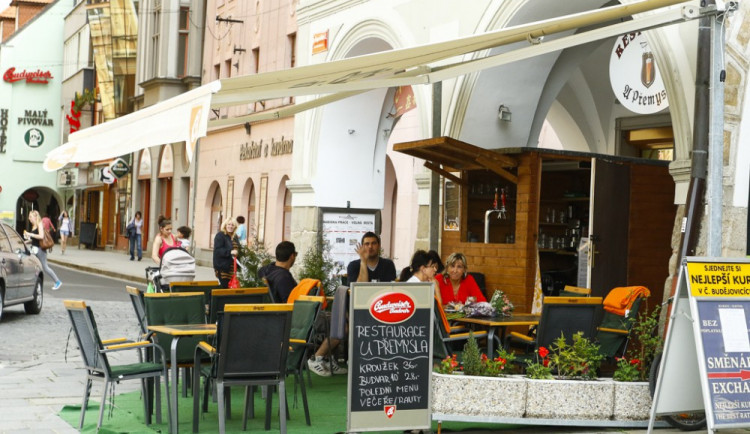 V restauracích ve třetím čtvrtletí roku zdražily lihoviny, v hotelech i nealko