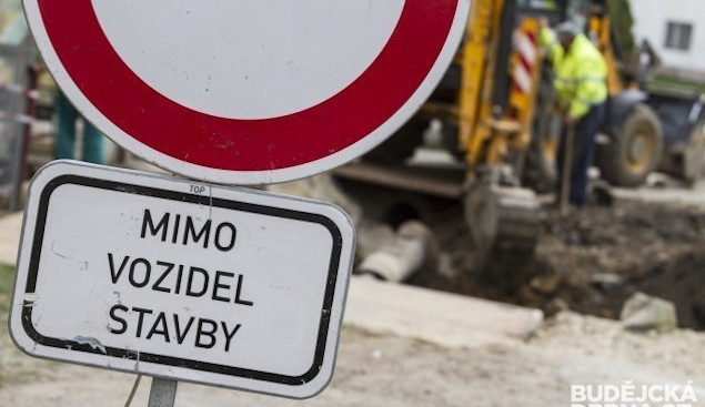 První etapa výstavby kanalizace ve Vítkovské ulici je dokončena. Příští rok se bude pokračovat