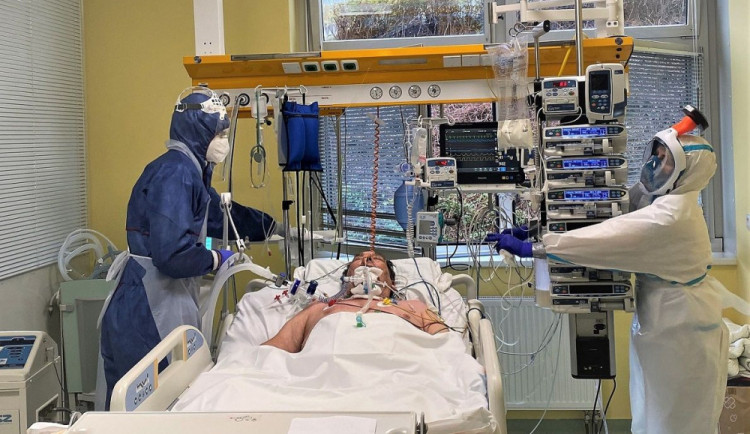 Počet pacientů s covidem v nemocnicích v Libereckém kraji se zdvojnásobil. Omezte kontakty, vyzval primář