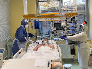 Počet pacientů s covidem v nemocnicích v Libereckém kraji se zdvojnásobil. Omezte kontakty, vyzval primář