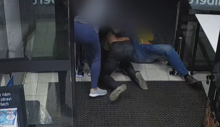 Zákazník obchodu v Brně chtěl v divoké strkanici zastavit zloděje. Sám přišel o telefon