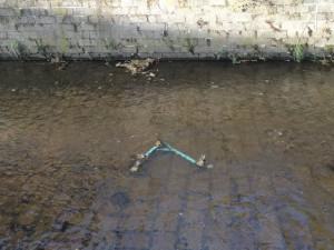 Zelené elektrokoloběžky v Nise nebo popelnici. Snažíme se tomu předcházet fotkami, říká provozovatel