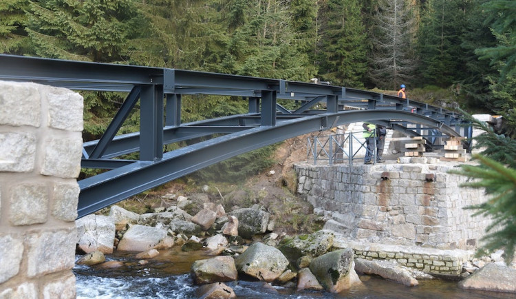 Nový železobetonový most z Jizerky na Orle pomohl osadit vrtulník