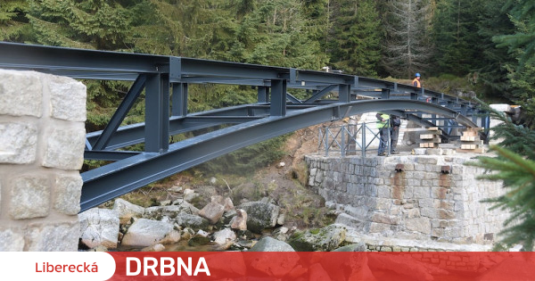 Nowy most żelbetowy Jizerki na Orlu już się rozwija.  Śmigłowiec pomógł mu go zainstalować Firma News Liberecka Drbna