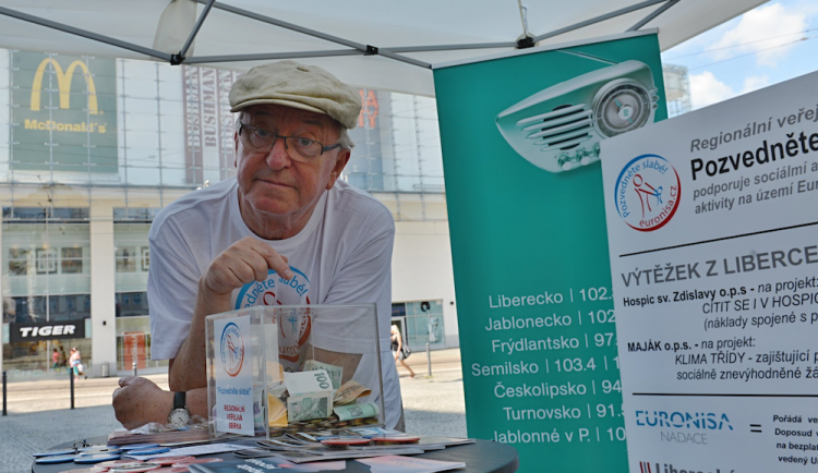 Jiří Lábus i v této době myslí na druhé