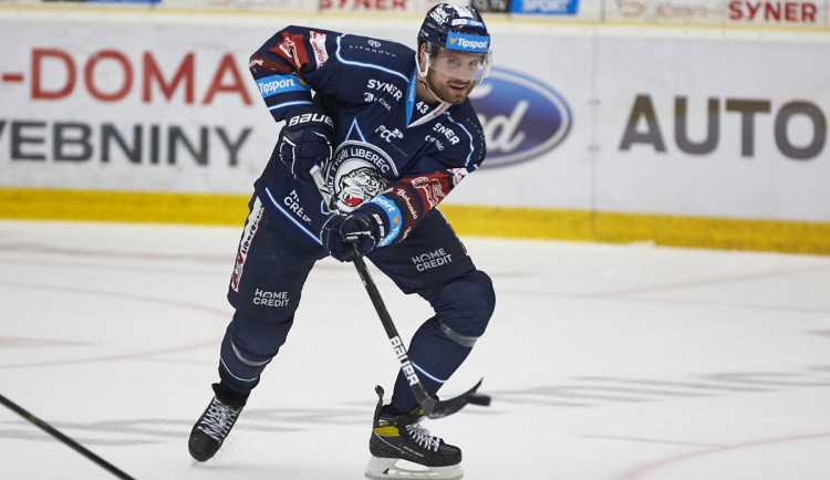 Vitásek se po operaci vrátí v lednu. Měl jsem problém dojet na trénink, říká o zraněném ramenu