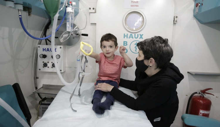 Honzík bojuje s následky nehody. Na jeho léčbu přispěli strakoničtí vojáci