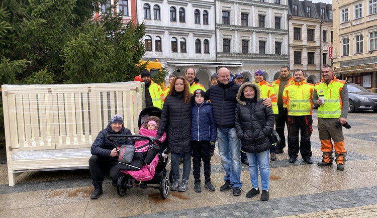 Loňský vánoční strom slouží dál. Hasiči z jedle vyrobili postýlku pro holčičku se vzácnou poruchou