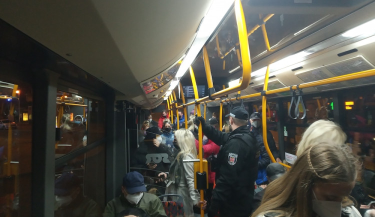 Na kontroly s revizory v MHD vyrážejí i strážníci. Přibývá lidí bez jízdenek i respirátorů