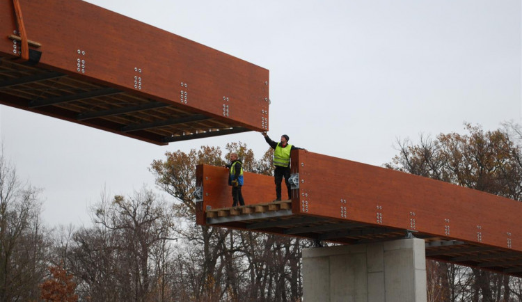 V Hodoníně roste dočasná lávka přes frekventovanou silnici