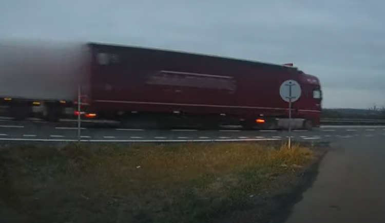 Nebezpečný manévr. Kamion ujel při předjíždění auta stovky metrů v protisměru
