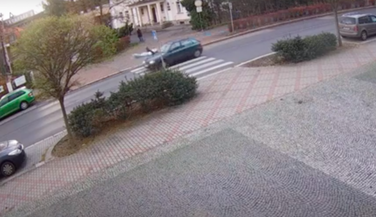 Auto na přechodu srazilo dívku. Řidič od nehody ujel a hledá ho policie