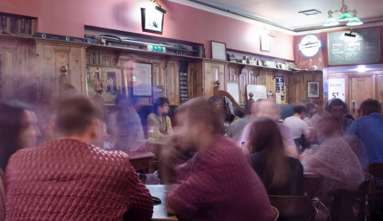 Zrušení vánočních trhů, hospody a bary jen do deseti večer. Opatření opět zpřísňují