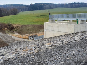 Povodí vybudovalo nádrž, která by měla obyvatele Vísky ochránit před povodní