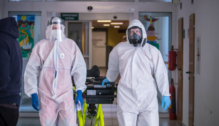 Nemocnice v kraji odkládají operace. Připravují se na nápor pacientů s covidem