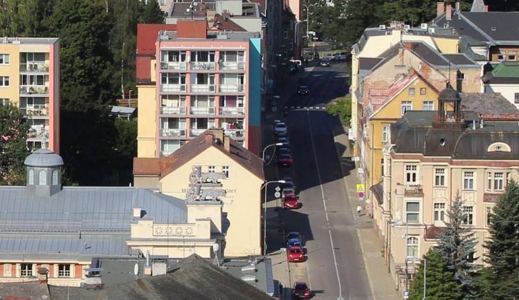 Do Liberecké ulice v Jablonci se ve středu vrátí řidiči, na finální vrstvu si počkají do jara