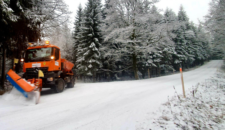 První sníh zkomplikoval dopravu. Dvě desítky nehod, meteorologové varují před dalším sněžením
